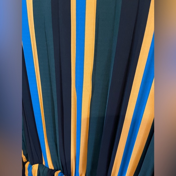 NWOT Gorgeous Striped V-Neck Dress - Picture 5 of 7